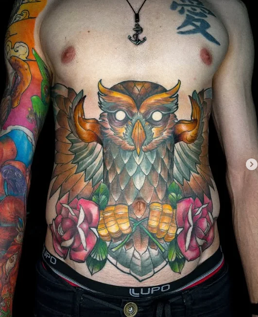 Tatuagem colorida de coruja com rosas e folhas no torso